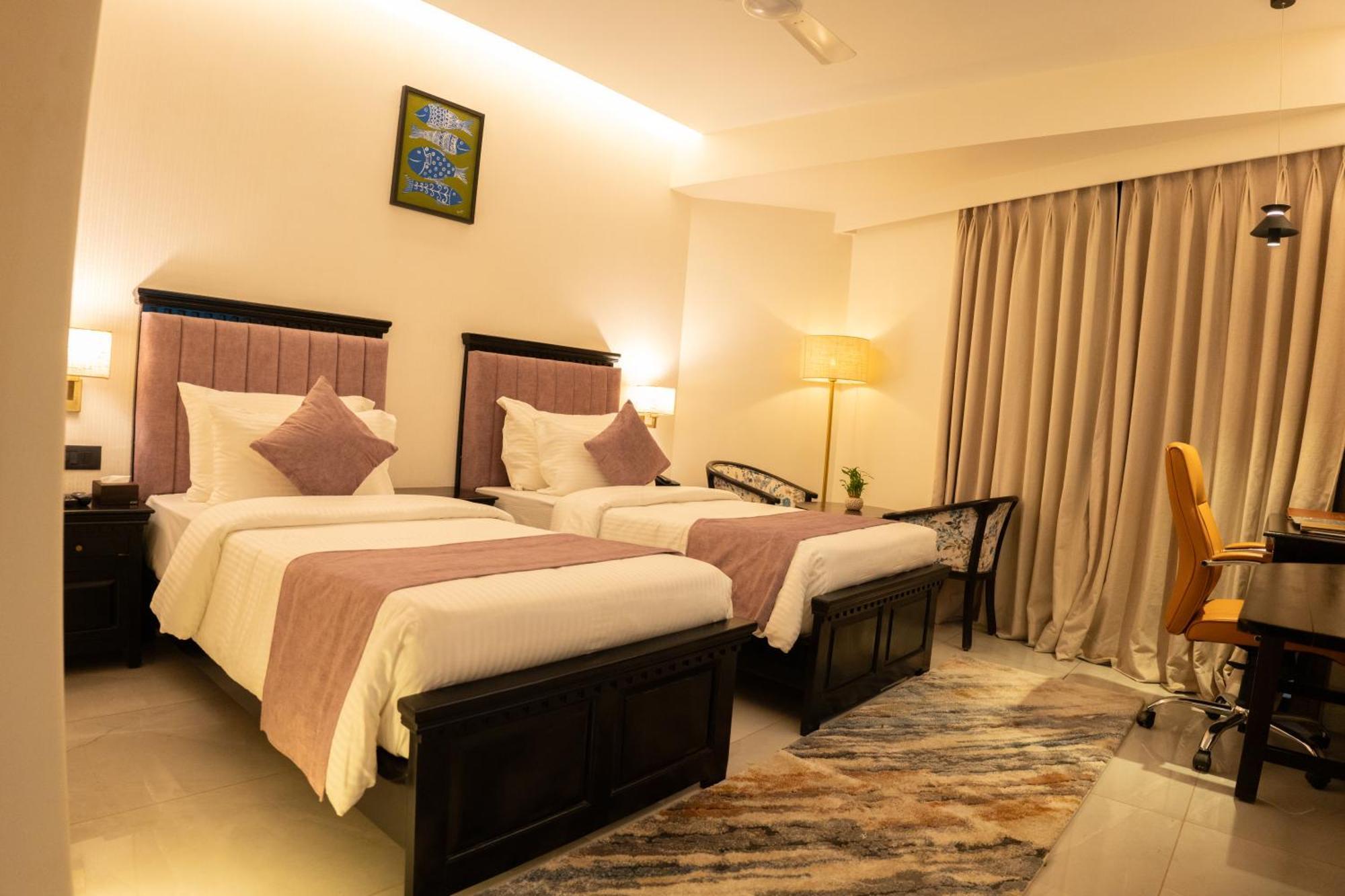 Hotel Pride Elite, Daman Esterno foto