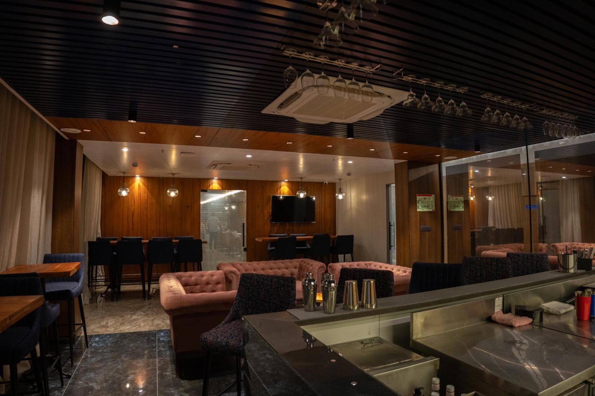 Hotel Pride Elite, Daman Esterno foto