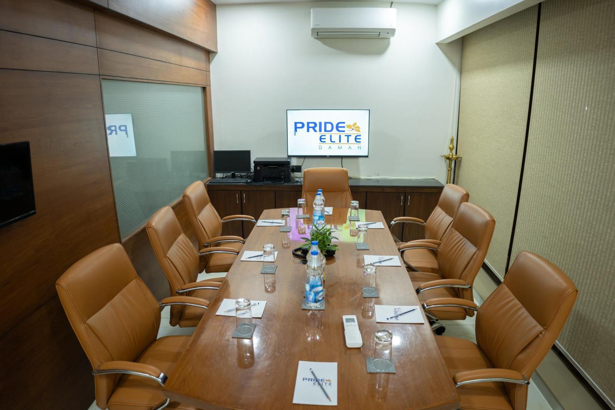 Hotel Pride Elite, Daman Esterno foto