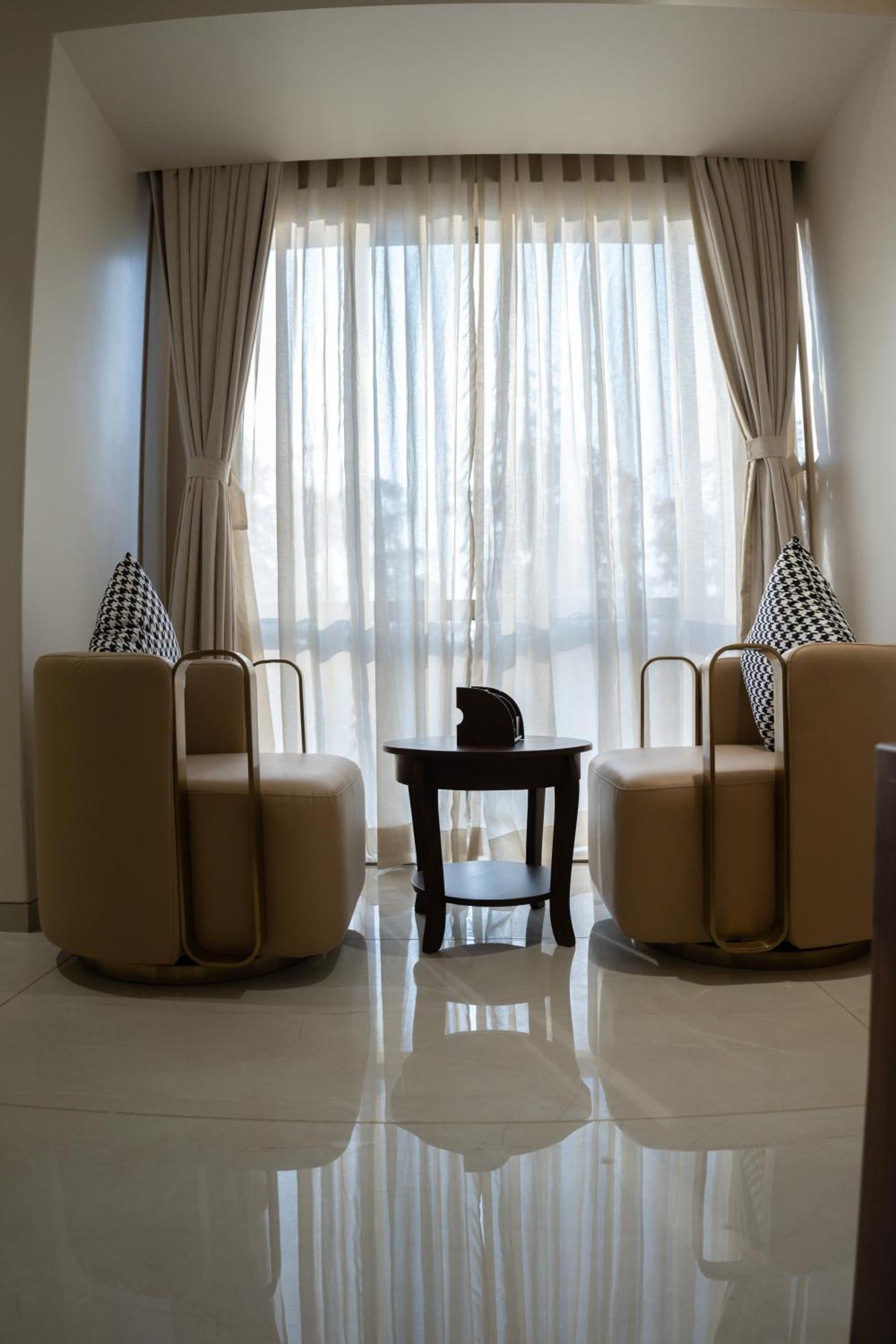 Hotel Pride Elite, Daman Esterno foto