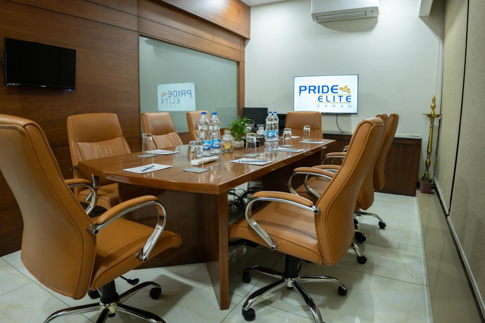 Hotel Pride Elite, Daman Esterno foto