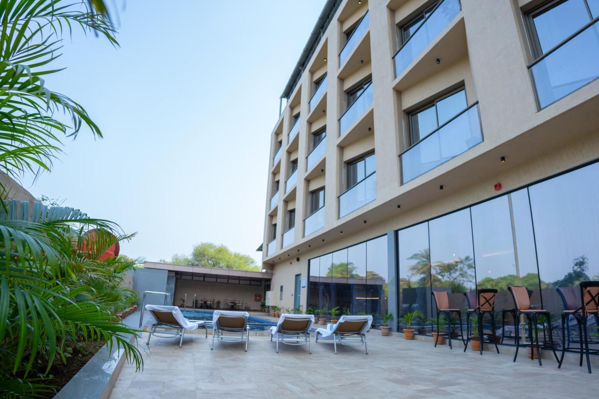Hotel Pride Elite, Daman Esterno foto