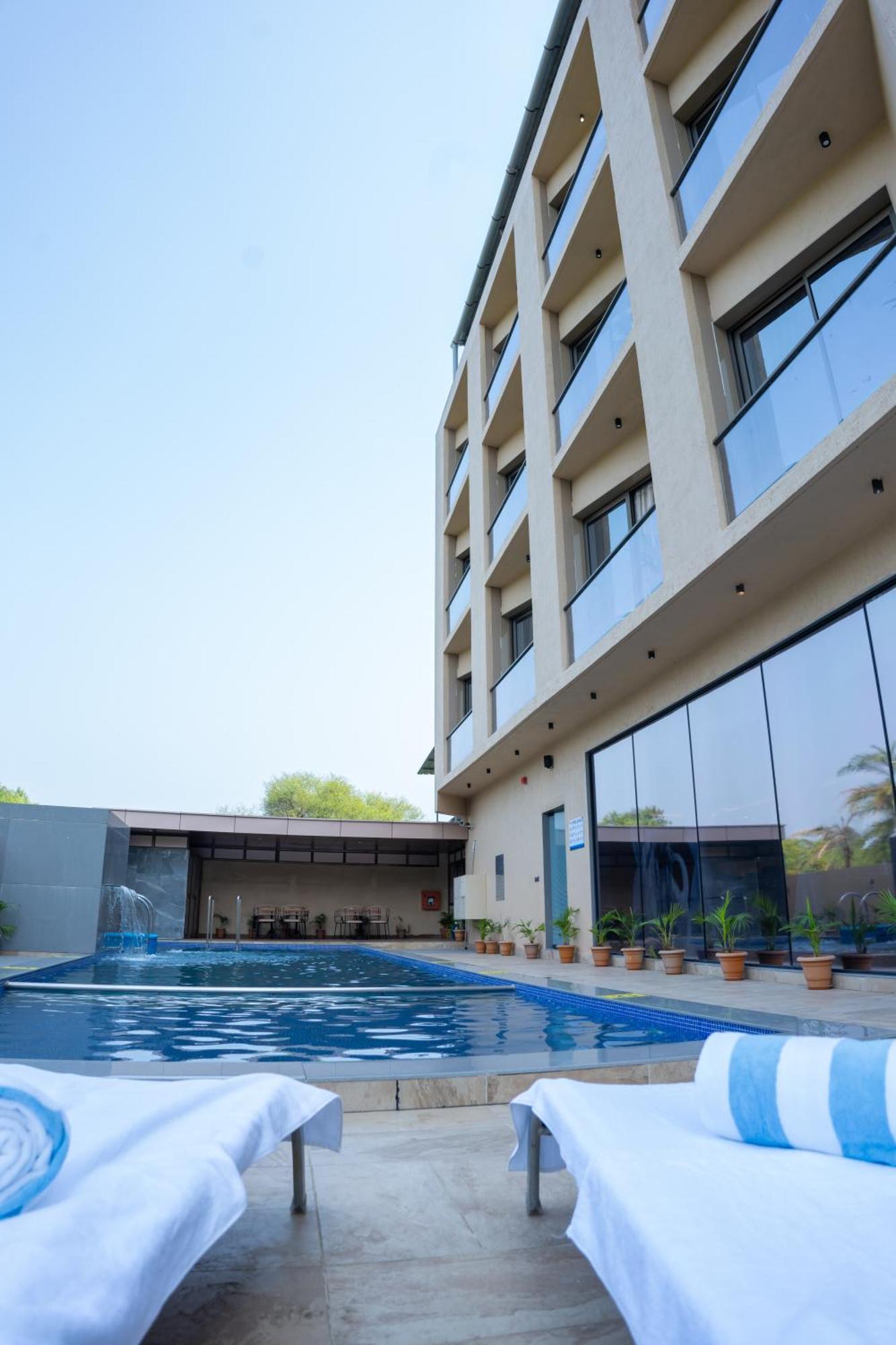 Hotel Pride Elite, Daman Esterno foto